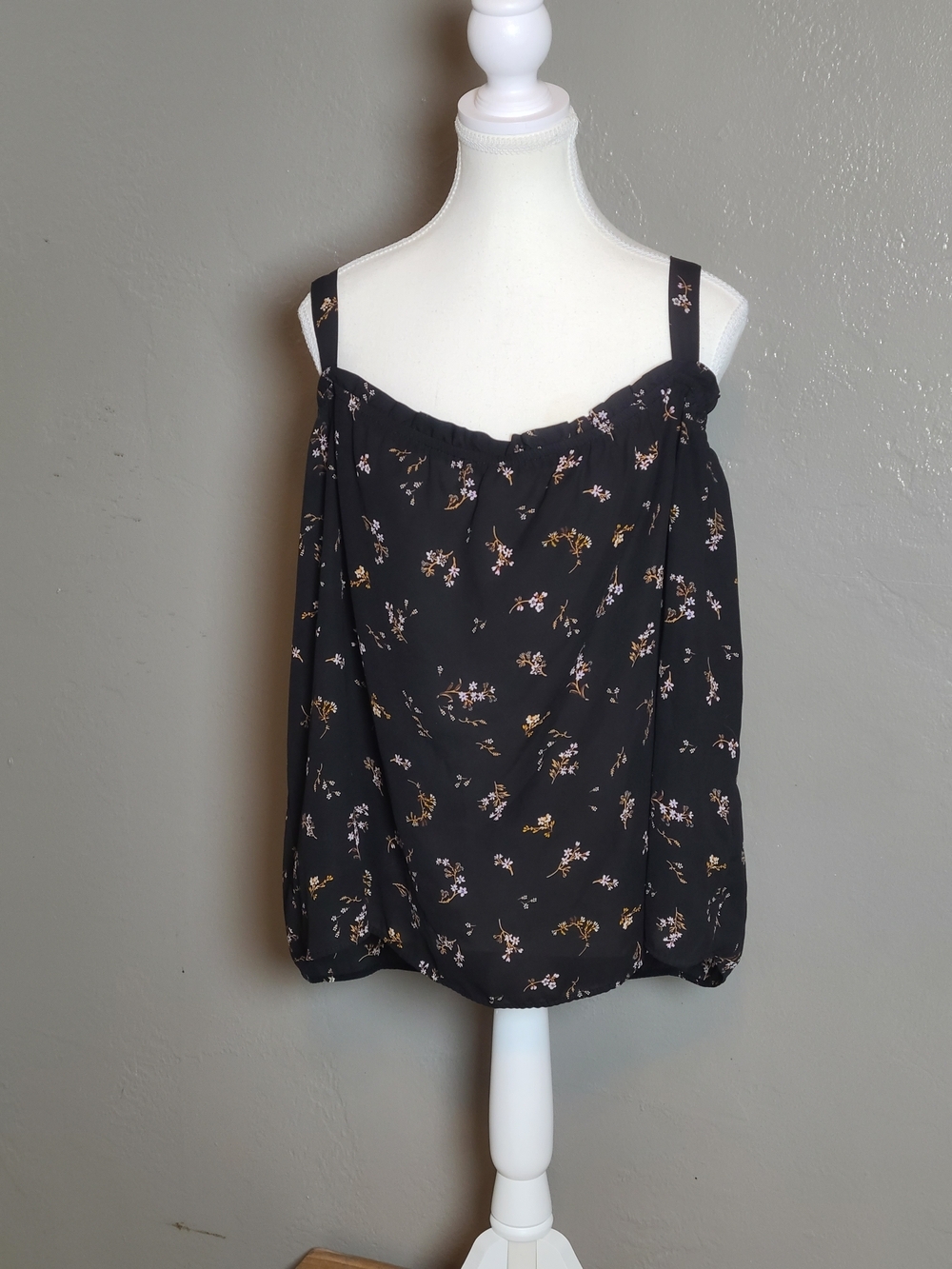 H&M Black Floral Cute Stylish Womens Wide Strapped Blouse Size 12 Ruffle Edge - Picture 2 of 8